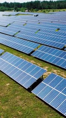 Güneş panelleri havadan görünüyor. Elektrik üretmek için enerji kaynağı sürdürülebilir enerji yaratıyor. Dikey video