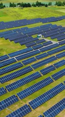 Hava fotovoltaiği. Temiz enerji üreten enerji çiftliğinin havadan görünüşü. Dikey video