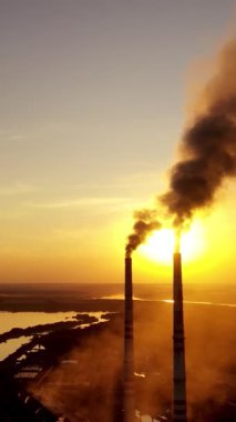 Enerji santrali emisyonu. Dumanı tüten elektrik santralinin hava manzarası. Dikey video