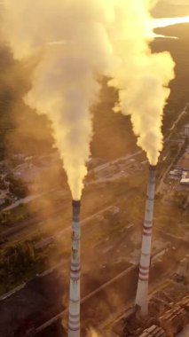 Fabrikalar çevreyi sürekli kirletir. Sanayi boruları atmosferi dumanla kirletir. Dikey video