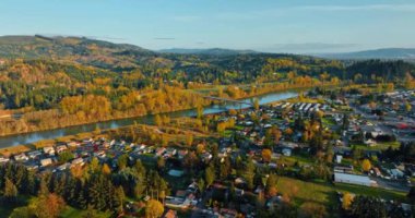 Nehrin kıyısında dar bir nehrin aktığı pitoresk bir yer. Arka planda dağları aşan inanılmaz dağlar. Üst görünüm.