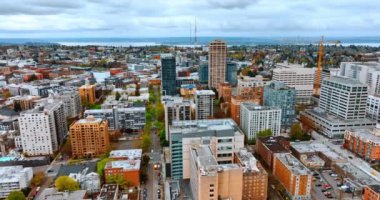 Modern bir şehrin her zamanki yoğun şehir manzarası. Seattle 'ın gündüz manzarası, Washington State, ABD. Üst görünüm.