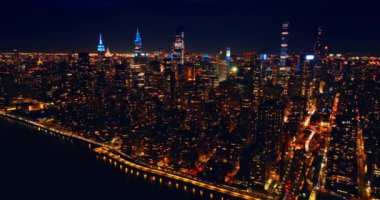 Manhattan panoramasında muhteşem bir aydınlanma var. New York, ABD 'nin gece manzarası.