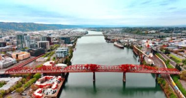 Willamette Nehri üzerindeki uçuş ve Portland, Oregon, ABD 'deki köprüler. Gündüzleri şehrin muazzam manzarası. Hava görünümü.