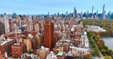 Benzer mimarisi olan yüksek katlı turuncu bir bina. Gökdelenleri güzel olan gökdelenler arka planda. New York, ABD 'de gündüz hava görüntüsü.