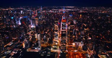 New York 'un gece panoramasında neon ışıklar ve her zamanki ışıklar. Hiç uyumayan metropolün uçsuz bucaksız manzarasına en iyi bakış açısı.