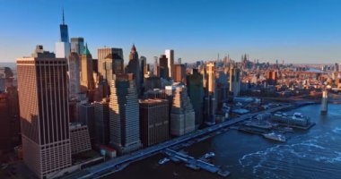 Güneşin batışı ışığında New York 'un göz kamaştırıcı güzelliği. İnsansız hava aracından canlı metropolün devasa şehir manzarası.