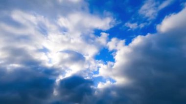 Güzel masmavi gökyüzü yoğun bulutlarla kaplıdır. Gri bulutların hareketine alçak açı. Zaman Uygulaması.