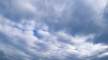 Atmosferde ağır bulutlar yüzüyor. Kümülüs bulutları gökyüzünde toplanarak yağmuru oluşturur. Düşük açı. Zaman Uygulaması.