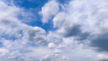 Atmosferde yağmur oluşumu. Çeşitli boyutlarda, şekillerde ve türde bulutlar hızla havada süzülür. Düşük açı. Zaman Uygulaması.