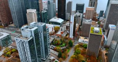 Seattle, Washington, ABD şehir merkezindeki güzel, modern yüksek binaların arasına inin. Yoğun trafiği olan canlı şehir merkezi. Üst görünüm.