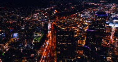 Seattle, Washington, ABD 'nin ışıltılı otoyollarından binlerce araba geçiyor. Metropolün gece manzarası çok güzel..