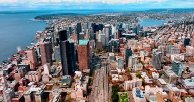 Seattle, Washington, ABD 'nin engin şehir manzarası. Kalabalık trafiği olan geniş şeritli otoyolların üstündeki İHA görüntüleri..