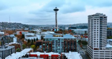 Seattle, Washington, ABD kentsel manzarasının üzerinde yükselmek. Space Needle Kulesi görüntünün merkezinde.