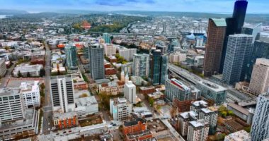 Seattle, Washington, ABD 'nin güzel şehirleri. İnsansız hava aracı uçsuz bucaksız şehir arazisine iniyor. Üst görünüm.