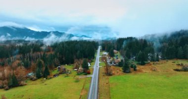 Washington State, ABD 'deki Rainier Dağı Ulusal Parkı' ndan geçen arabayı takip ediyoruz. Yolun etrafında kır evleri olan bir eğlence alanının en iyi manzarası. İnce sis yükseliyor havada.
