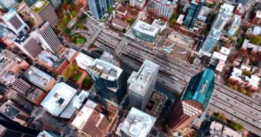 Seattle, Washington, ABD 'deki yüksek binaların tepesindeki insansız hava aracı görüntüleri. Şehir merkezindeki otoyollarda yoğun trafik var. Üst görünüm.