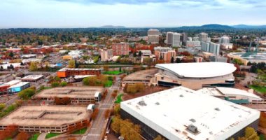 Portland, Oregon, ABD şehir manzarası. Metropolis 'in yukarısında gündüz gözüyle.