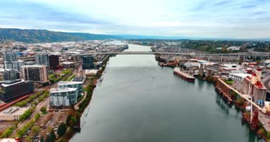 Portland, Oregon, ABD 'deki Willamette Nehri' nin şehir kıyıları. Fremont Köprüsü 'ne yaklaşan bir dron görüntüsü..