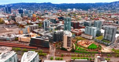 Portland, Oregon, ABD 'deki yerleşim alanının düşük katlı mimarisi. Şehir manzarası üzerinde uçmak arka planda dağlara yaklaşmak.