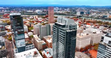 Willamette Nehri 'nin rıhtımlarında yoğun olarak inşa edilmiş bir bölge. Portland, Oregon, ABD 'nin manzarası. Üst görünüm.