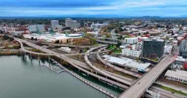 Modern şehirde otoyol ve otoban sistemi. Portland, Oregon, ABD Alacakaranlık Manzarası. Üst görünüm.