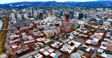İHA görüntülerinden Portland 'ın gündüz panoraması. Şehrin şehir manzarasında çok katlı ve yüksek katlı binalar.