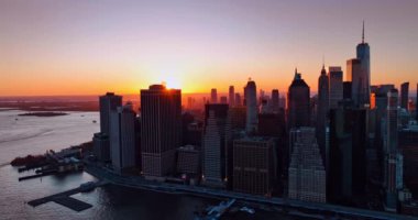 Muhteşem New York 'ta turuncu güneş batıyor. Manhattan manzarası altın saatinde tepeden bakıldığında.