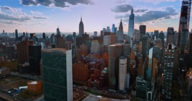 Gündüz vakti New York 'un görkemli manzarası. İnsansız hava aracı görüntülerinden Manhattan Panoraması.