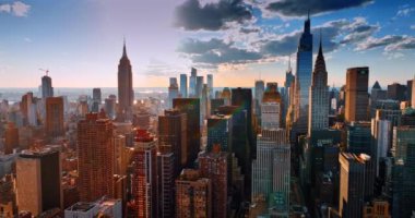 New York 'un göz kamaştırıcı gökdelenleri gün ışığının altında. Gri bulutların altında Metropolis manzarası. Üst görünüm.