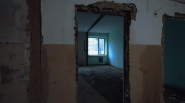 Yıkım işleminin altındaki eski binanın kapısına giriyoruz. İki pencereli boş oda.