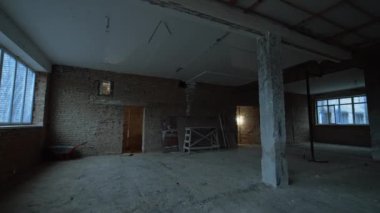 İnşaatın altındaki büyük geniş odanın etrafında dolanıyordu. Sütunlarla tamamlanmamış önsöz.