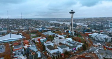 Seattle, Washington, ABD panoramasındaki Space Needle Tower 'ın görüntüsü. Metropolis 'te kasvetli bir gün. Hava perspektifi.