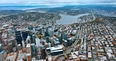 Lake Union modern Seattle, Washington, ABD manzaralı. Bulutlu gökyüzü altında şehir panoraması üzerine hava perspektifi.