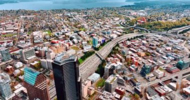 Geniş şeritli otoyolda ilerleyen şehir manzarası. Seattle, Washington, ABD 'nin panoramasına hava perspektifi.