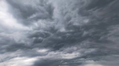 Atmosferden yayılan dramatik bulutlar. Yağmurlu bulutların oluşumuna düşük açılı bakış açısı. Zaman Uygulaması.