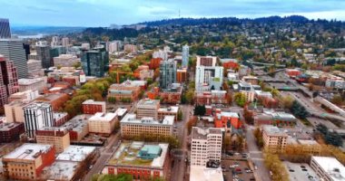 Portland 'ın düz kentsel kısmının üzerinden uçarak dağlık bölgeye yaklaşıyoruz. Modern Amerikan şehir manzarası tepeden.