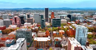 Portland, Oregon, ABD manzarasında çeşitli binalar ve bir sürü ağaç var. İHA uçuşu gündüz kent manzarasının üzerinde.