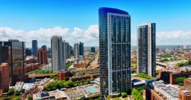 Şikago, Illinois, ABD 'nin panoramasında ayrı ayrı güzel binalar var. Güneşli bir günde Metropolis 'in görkemli manzarasında İHA yükseliyor..