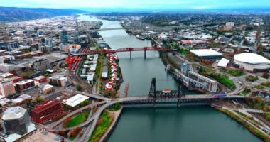 Üzerinde köprüler olan Willamette Nehri 'nin su manzarası üzerinde uçuş. Portland, Oregon, ABD 'nin geniş şehir manzarası..
