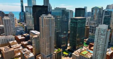 Metropolis Panoraması 'ndaki güzel aynalı gökdelenlere yaklaşıyoruz. Chicago, Illinois, ABD 'nin mimarisi arasında insansız hava aracı görüntüleri.