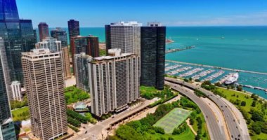 Şikago, Illinois, ABD 'de çok katlı çeşitli tasarım binaları. Mimarinin arasında şehrin sokaklarında bir sürü yeşillik var. Michigan Gölü 'nde tekneleri ve yatları olan rıhtımlar. Üst görünüm.