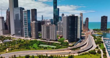 Modern Chicago, Illinois, ABD 'nin canlı iş merkezi. Arabalar yeşil park alanından geçen otobanlardan geçer..