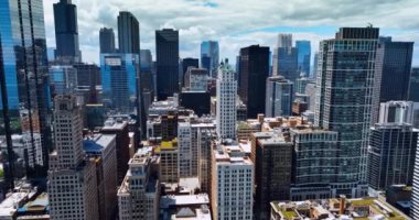 Modern Chicago, Illinois, ABD 'nin cam ve beton ormanları. Metropolis 'in iş alanındaki çeşitli mimari yapılar arasında insansız hava aracı görüntüleri.
