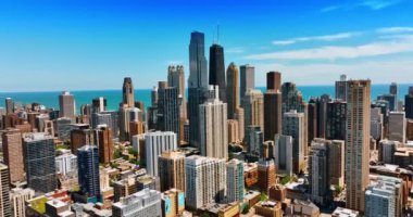 Şikago, Illinois, ABD 'nin ünlü panoramasında muazzam gökdelenler var. İHA görüntüleri şehir merkezindeki kulelerden uzak duruyor..