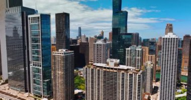 Modern şehrin mimarisinde birkaç yüksek binaya daha yakın uçmak. Chicago, Illinois, ABD 'deki İHA binaları.