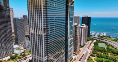 Modern metropolün merkezindeki yüksek katlı ofis. Michigan Gölü 'nün arka planındaki muhteşem binalar Chicago, Illinois, ABD.