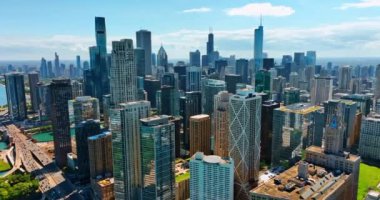 Şikago, Illinois, ABD 'nin çarpıcı şehir merkezinde yükseliyor. Modern gökdelenler güneşli bir günde manzaraya açılır. Üst görünüm.