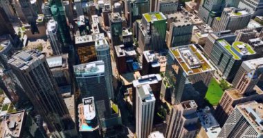 Chicago, Illinois, ABD 'nin kentsel cam ve beton ormanları. Güneşli bir günde modern şehirde insansız hava aracı yükseliyor..