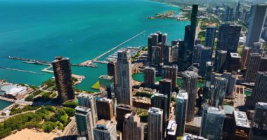 24 şehir manzarası, gök mavisi su manzarasının rıhtımında modern binalar. Chicago 'nun muhteşem manzarası Michigan Gölü kıyısında. Üst görünüm.